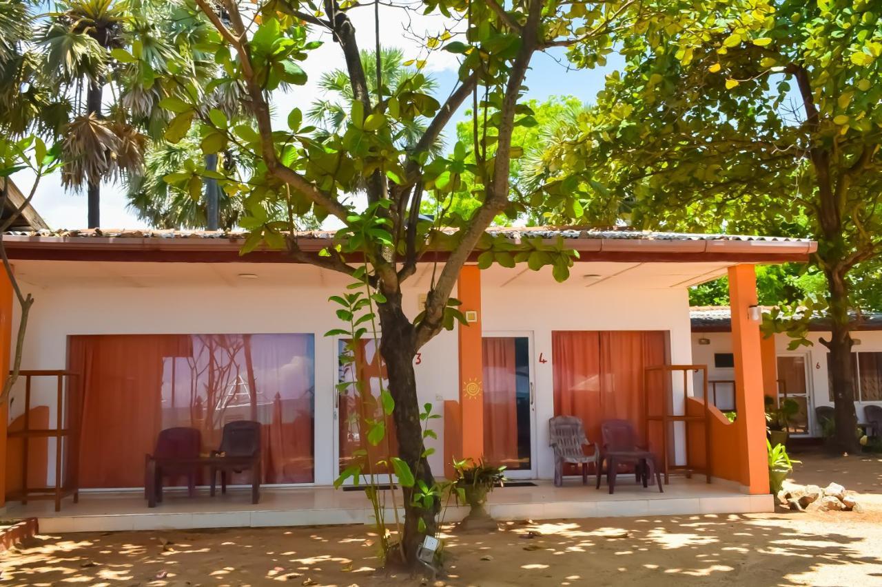 טרינקומאלה Golden Beach Cottages מראה חיצוני תמונה