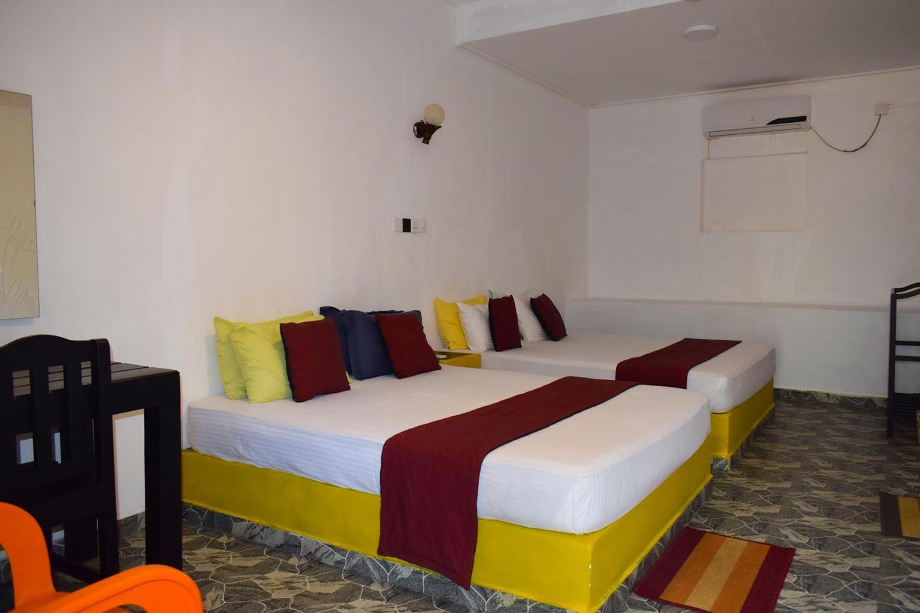 טרינקומאלה Golden Beach Cottages מראה חיצוני תמונה