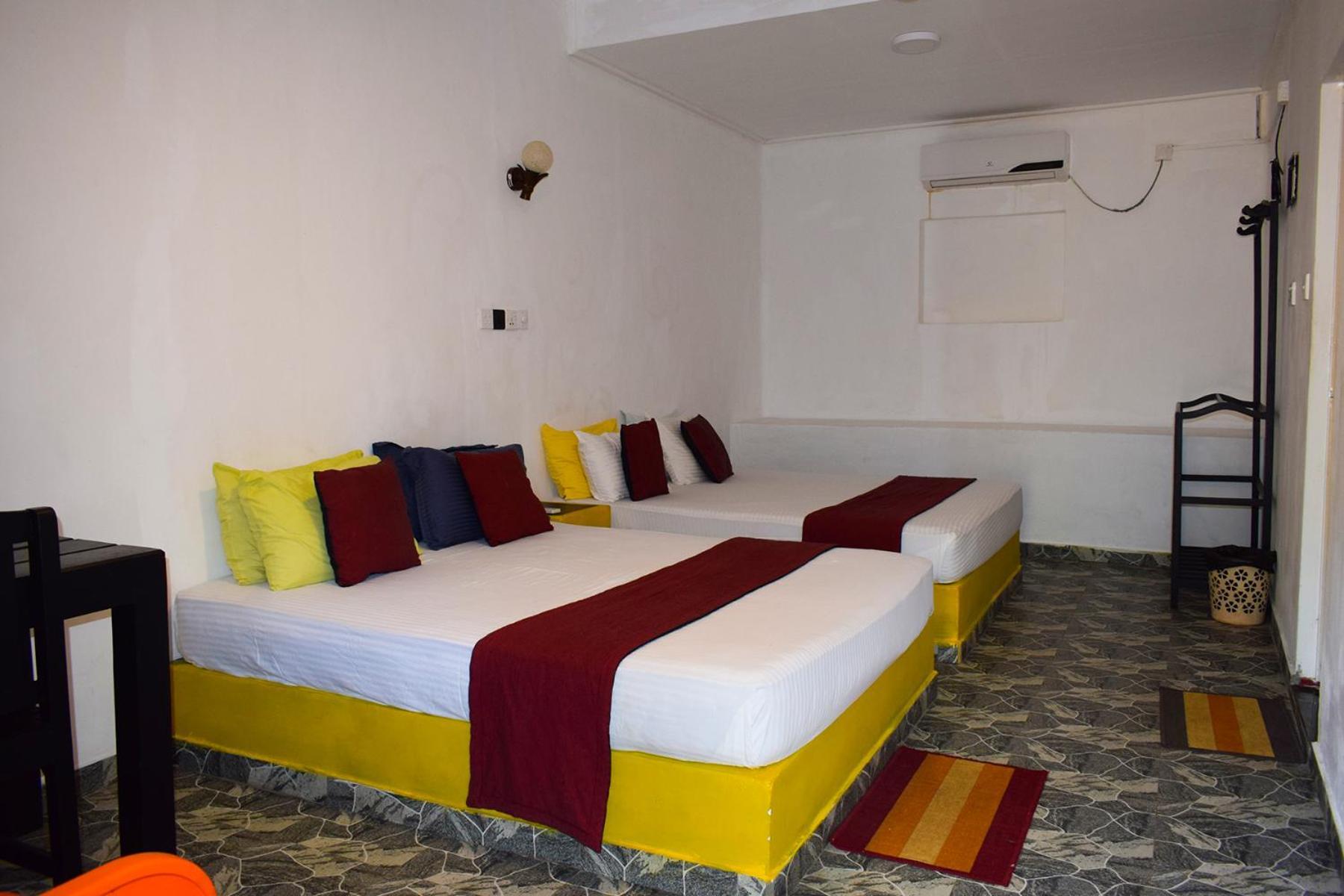 טרינקומאלה Golden Beach Cottages מראה חיצוני תמונה