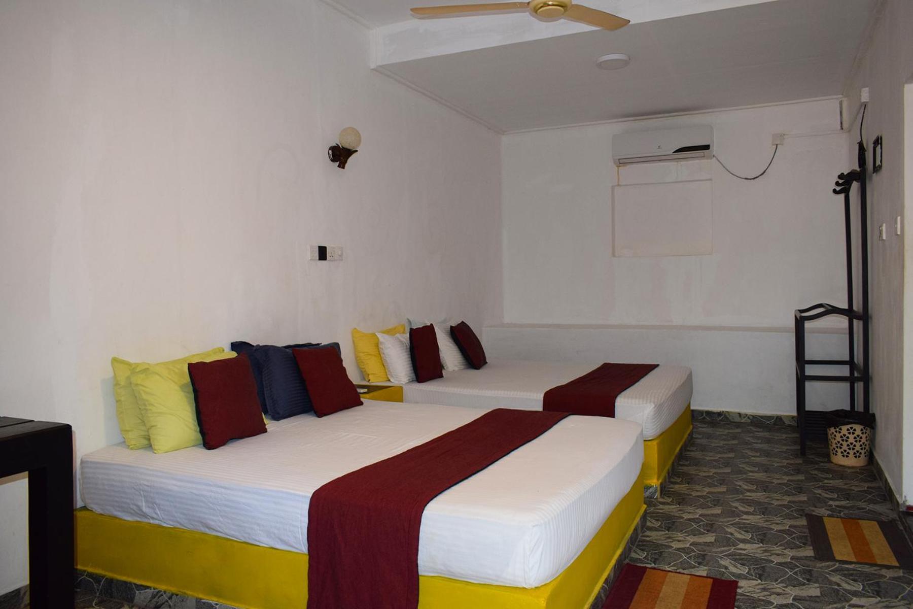 טרינקומאלה Golden Beach Cottages מראה חיצוני תמונה